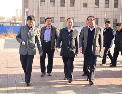 農畜產(chǎn)品質(zhì)量和食品安全——富農強企的動(dòng)脈內蒙古農牧業(yè)廳主要領(lǐng)導走訪(fǎng)呼市龍頭企業(yè)關(guān)心食品安全  關(guān)注企業(yè)發(fā)展